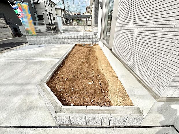 季節のお花を植えて彩りをプラス!