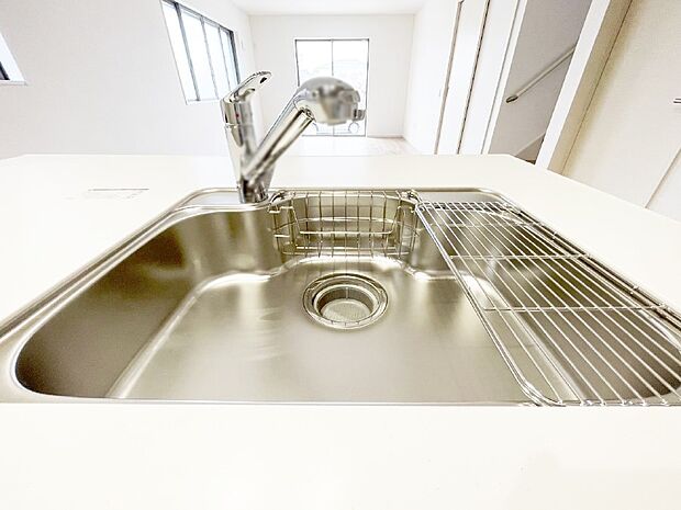 広々としたシンクでお料理やお皿洗いもラクラク快適に!