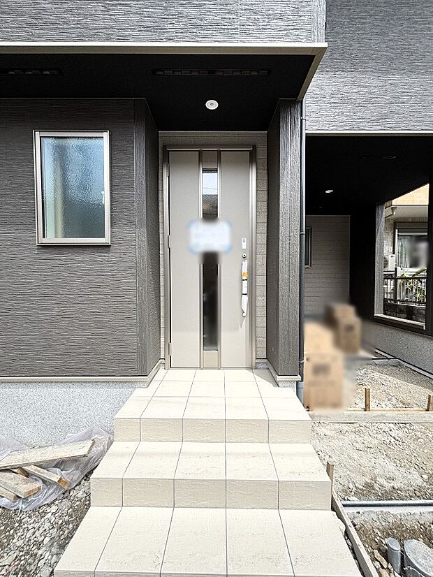 シンプルで落ち着いた雰囲気の玄関でご家族やお客様をお出迎え！