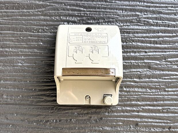 高圧洗浄機やエアーコンプレッサーなどの使用時に便利な外コンセント