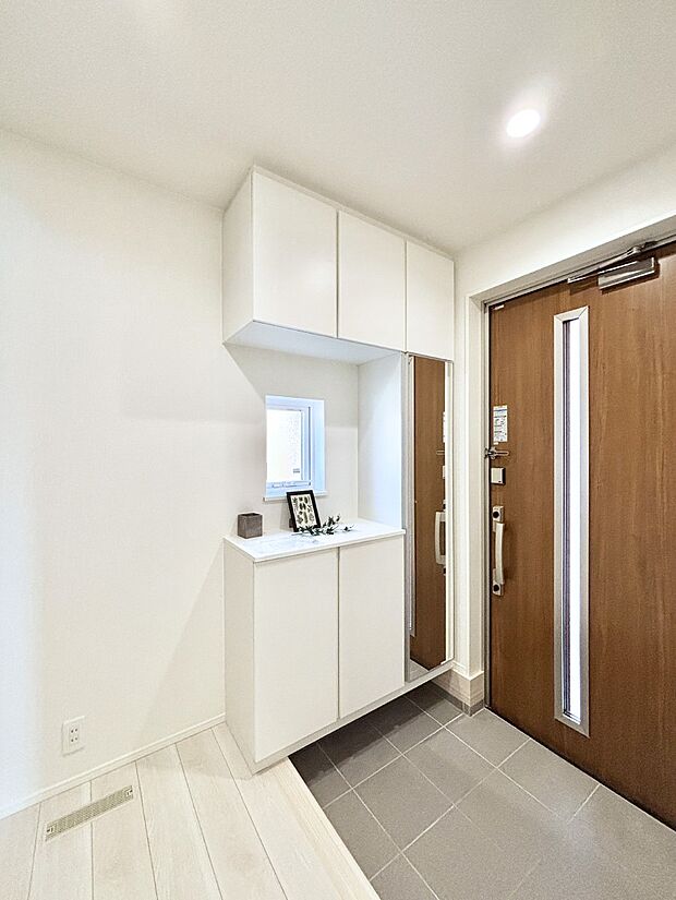 飾り棚を利用して、お越しいただくお客様をおもてなしできます。