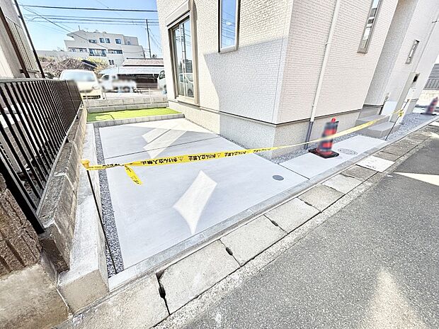 2台（車種による）駐車可！ご家族みんなの自転車も置ける広々カースペース。