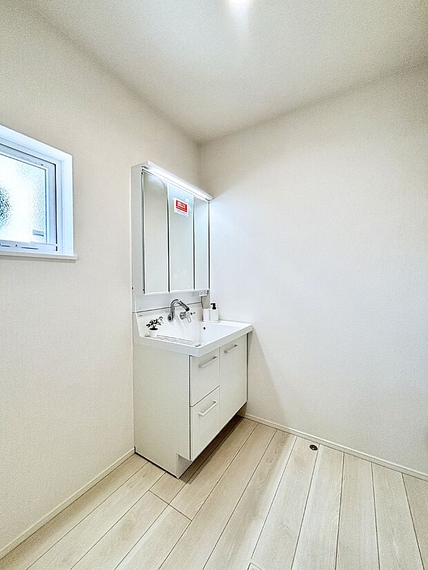 清潔感ある洗面化粧室で朝の身支度も快適