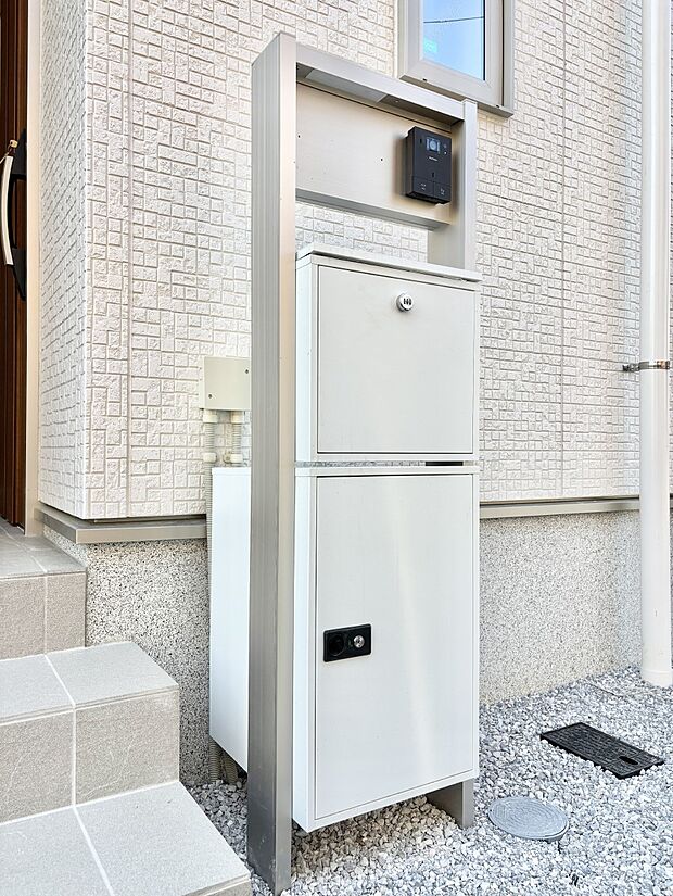 表札・インターホン・ポスト・宅配ＢＯＸをひとつに集約。エントランスになじむシンプルデザイン。