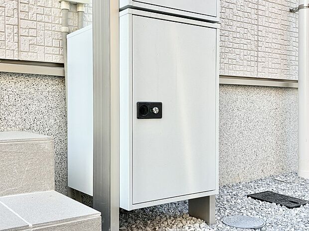 外観「宅配ボックス」 時間を気にせず宅配物をいつでも安全に受け取れます。
