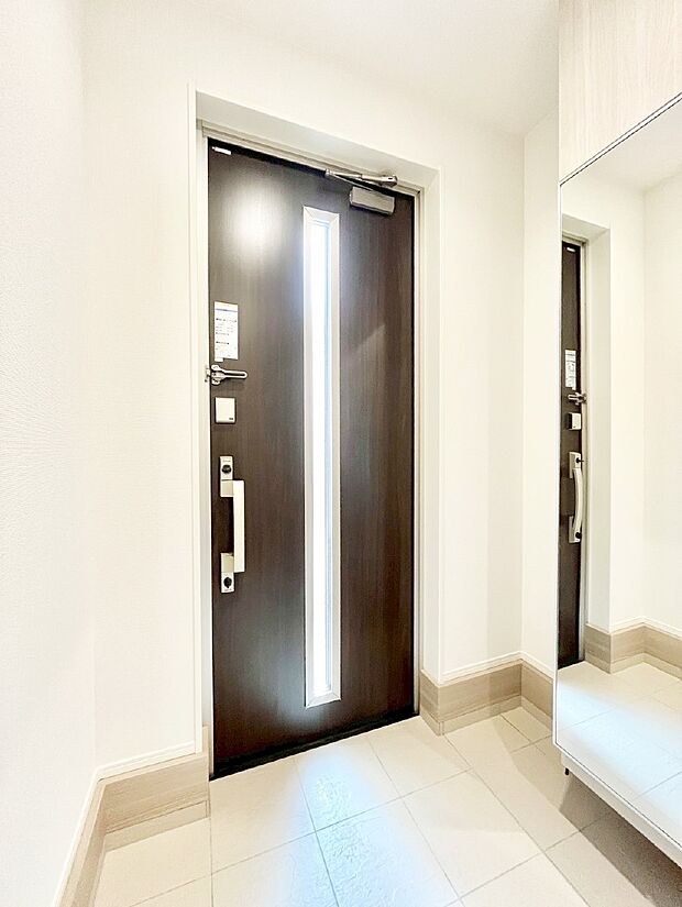 ガラススリットの入った玄関ドアが室内に光を届けてくれます