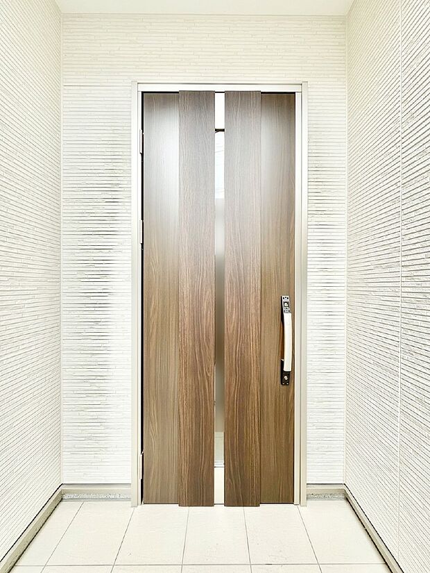 玄関前は雨が降っても濡れにくい屋根付き