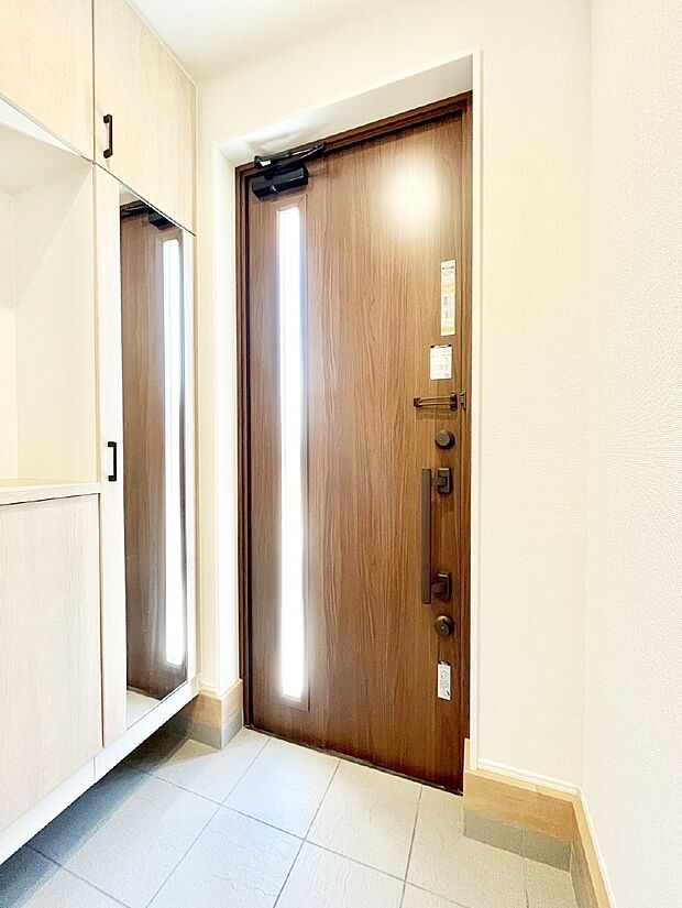 ガラススリットの入った玄関ドアが室内に光を届けてくれます