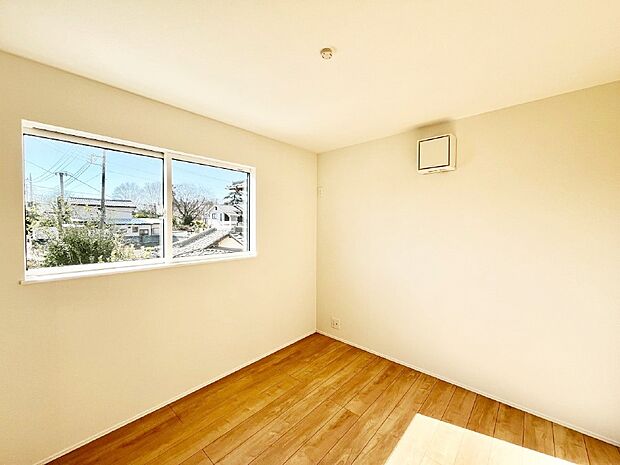 窓からのやさしい光が心地よいプライベートルーム