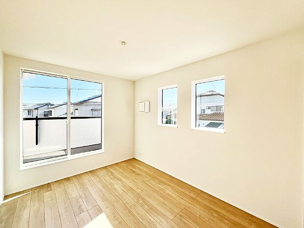 バルコニーが開放感をプラスしてくれる洋室