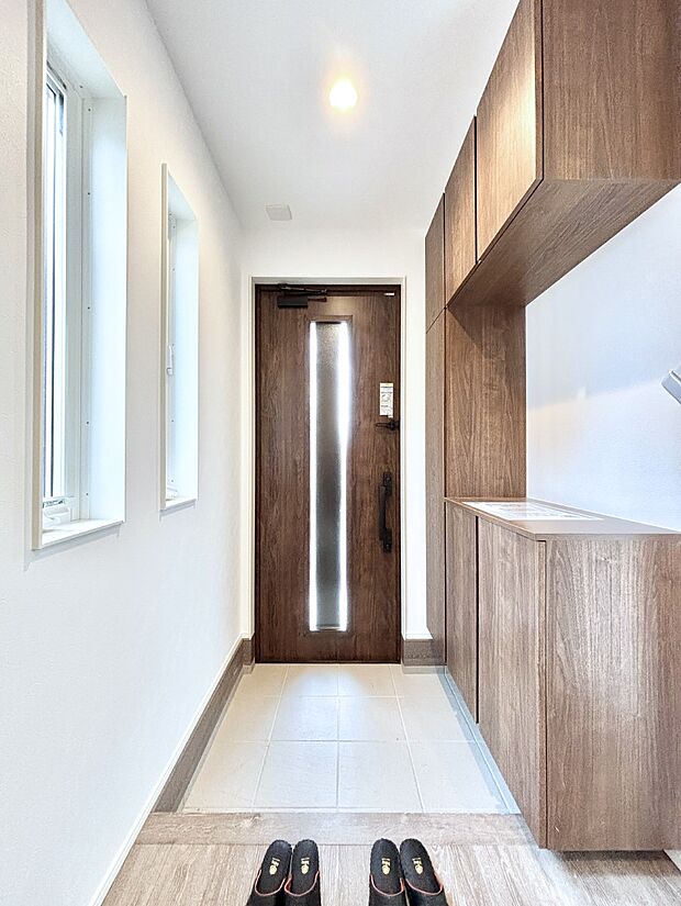 明るい玄関はお客様をお出迎えするのにぴったりです!