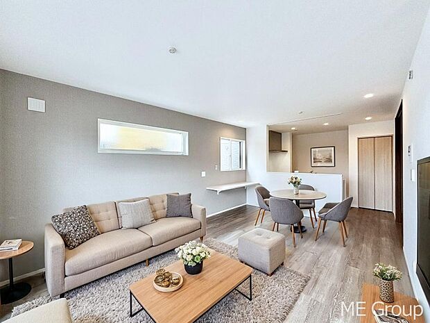 ご家族の賑やかな話し声で包まれる明るいリビング ※家具はCGです