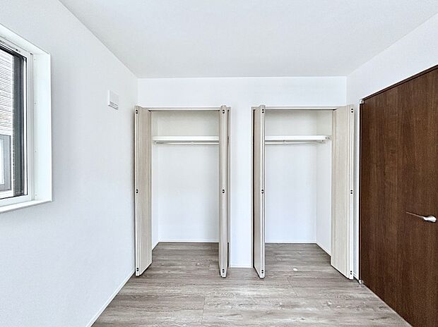 洋室のツインクローゼット。奥行きがあるので厚手の衣類もすっきり収まります。