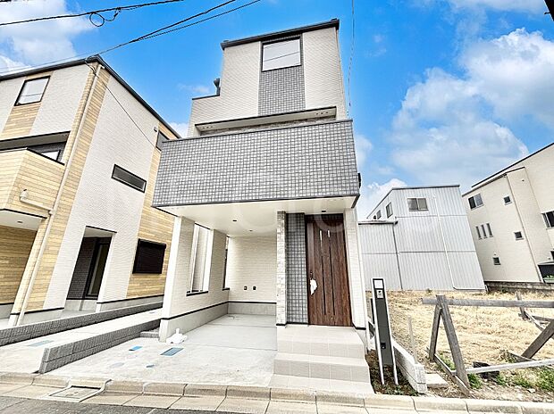 たっぷりの陽光と心地よい風が舞い込む住まい