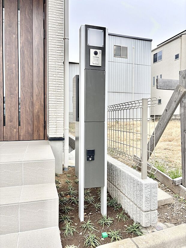 表札・インターホン・ポスト・宅配ＢＯＸをひとつに集約。エントランスになじむシンプルデザイン。