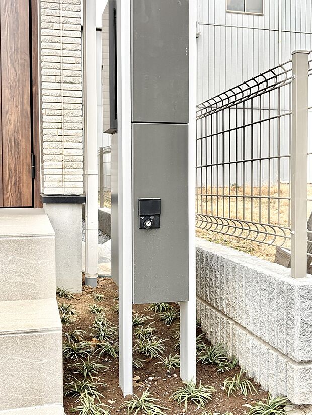外観「宅配ボックス」 時間を気にせず宅配物をいつでも安全に受け取れます。