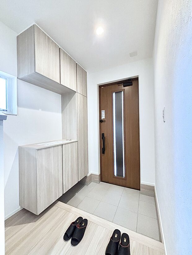 明るい玄関はお客様をお出迎えするのにぴったりです!