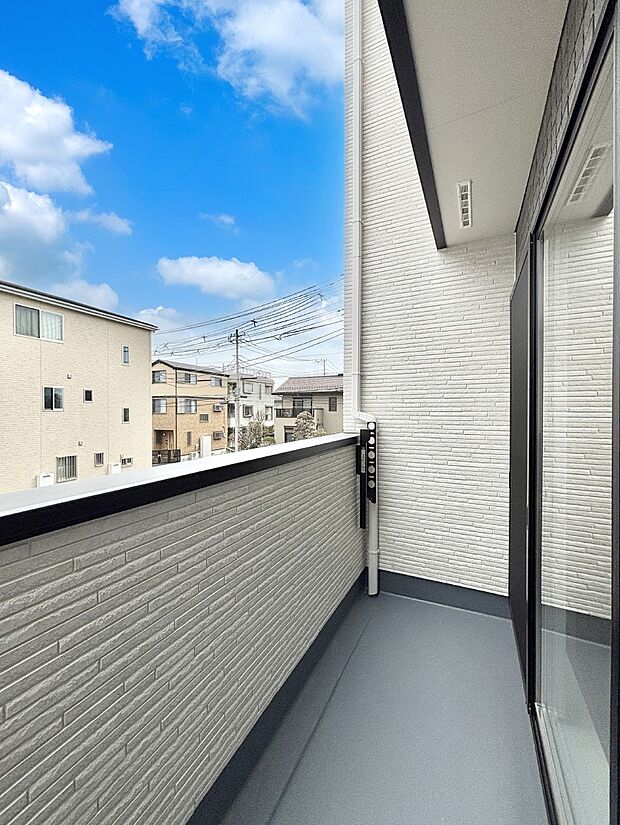ゆったりバルコニーだから沢山お洗濯ものを干せます。