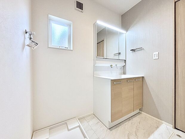 清潔感ある洗面化粧室で朝の身支度も快適