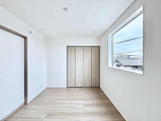 窓からのやさしい光が心地よいプライベートルーム