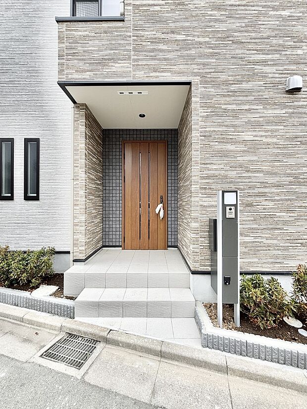 大切な家族、来客を出迎える玄関。玄関前は屋根付きで雨が降っていても濡れにくいです。