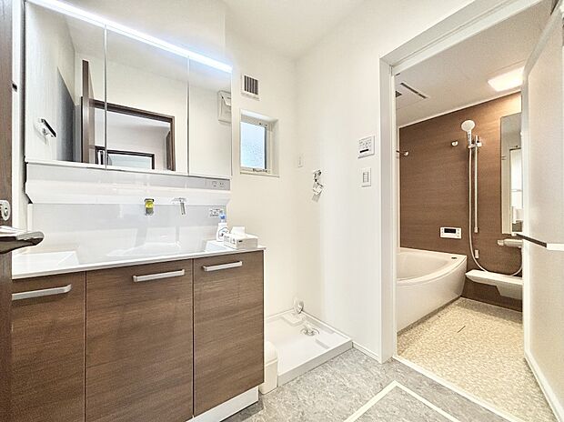 小窓がついているので湿気の多い場所でも換気が十分行えます。毎日の身支度を気持ち良く!