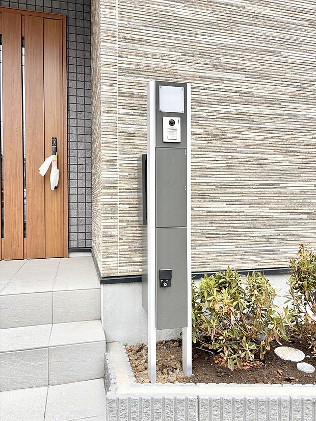 表札・インターホン・ポスト・宅配BOXをひとつに集約。エントランスになじむシンプルデザイン。