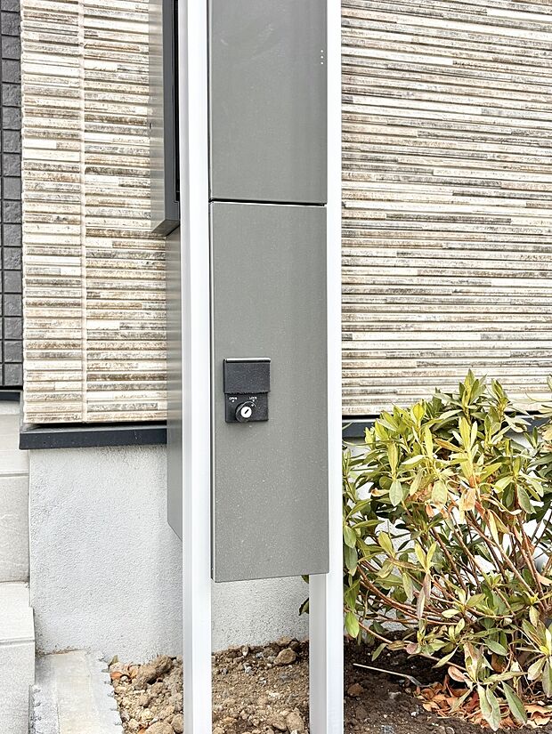 外観「宅配ボックス」 時間を気にせず宅配物をいつでも安全に受け取れます。