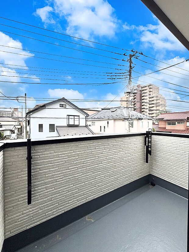 リビングから出られるバルコニーです。お洗濯物が気持ちよく乾きそうですね