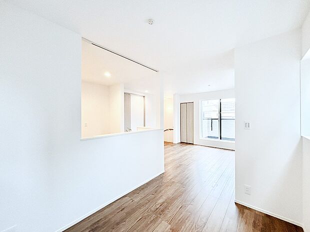 明るい2階リビング!外からの視線をシャットアウトして家族のプライバシーを守ります。