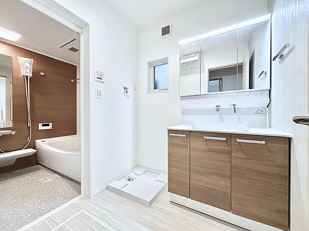 小窓がついているので湿気の多い場所でも換気が十分行えます。毎日の身支度を気持ち良く!