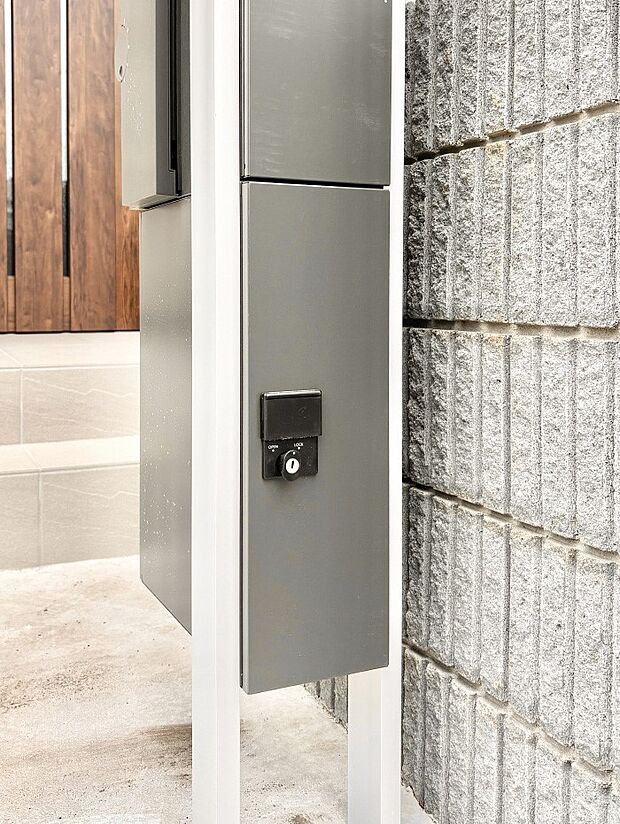 外観「宅配ボックス」　時間を気にせず宅配物をいつでも安全に受け取れます。 