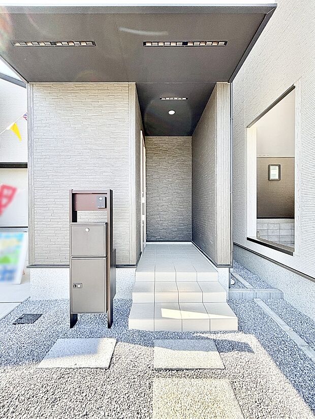 玄関前は雨が降っても濡れにくい屋根付き