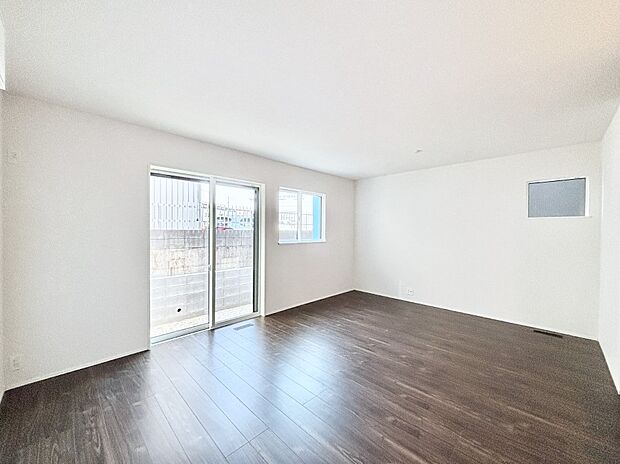 明るい陽光が注ぎ、寛ぎの雰囲気に満たされるリビング・ダイニング。