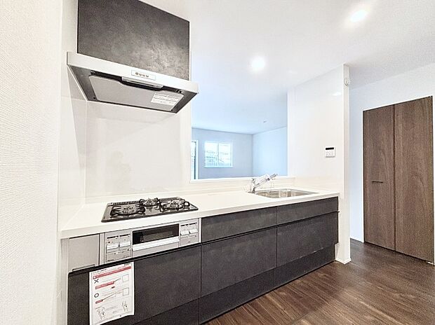 リビングで遊ぶお子様を見守りながらお料理ができる対面キッチン。