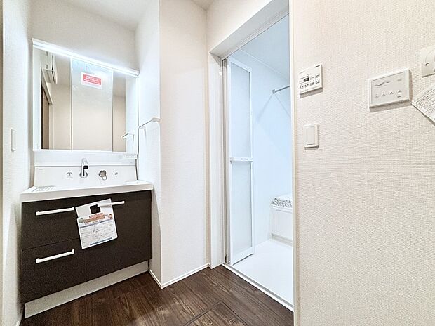 大きく見やすい三面鏡で清潔感ある洗面台は、身だしなみチェックや肌のお手入れにおすすめです。