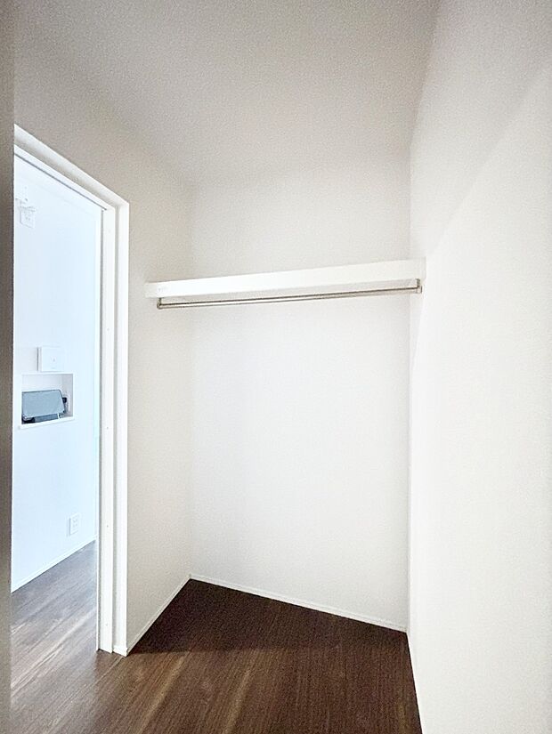 家族みんなの共有物を収納するのに便利なファミリークローク