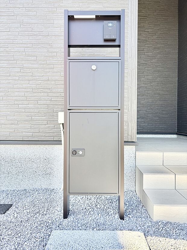 外観「宅配ボックス」 時間を気にせず宅配物をいつでも安全に受け取れます。