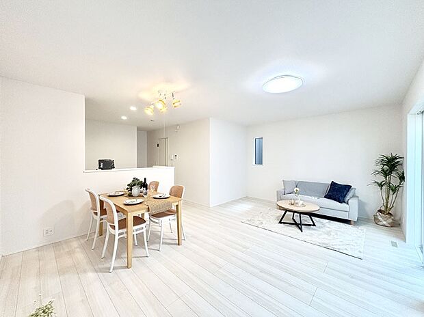 ご家族の賑やかな話し声で包まれる明るいリビング