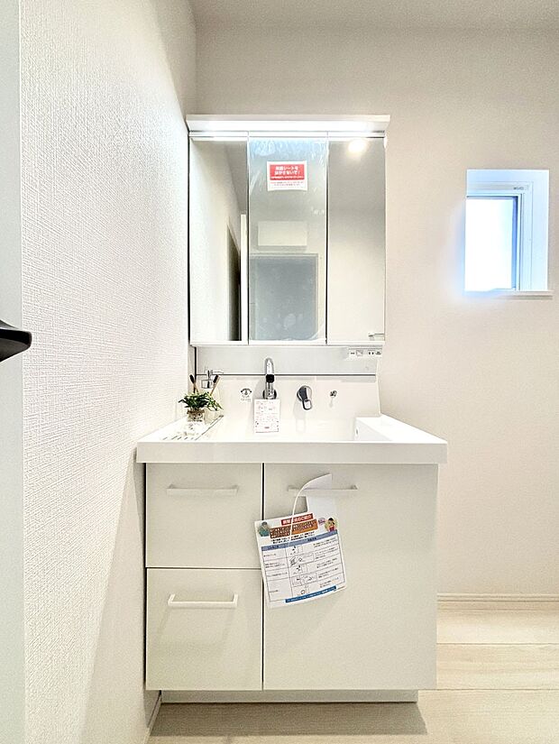 大きく見やすい三面鏡で清潔感ある洗面台は、身だしなみチェックや肌のお手入れにおすすめです。