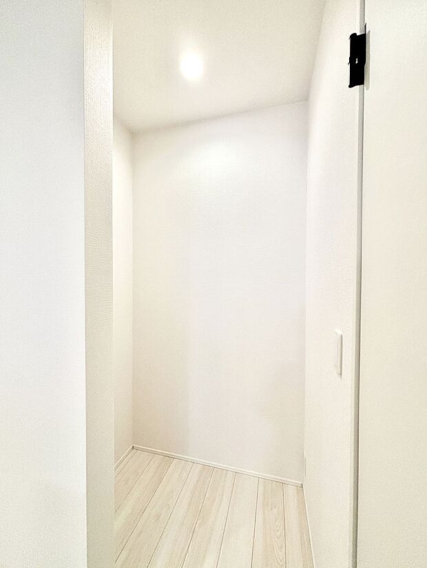 キッチンにはパントリー!食材のストックはもちろん、日用品の収納など使い方はいろいろ!