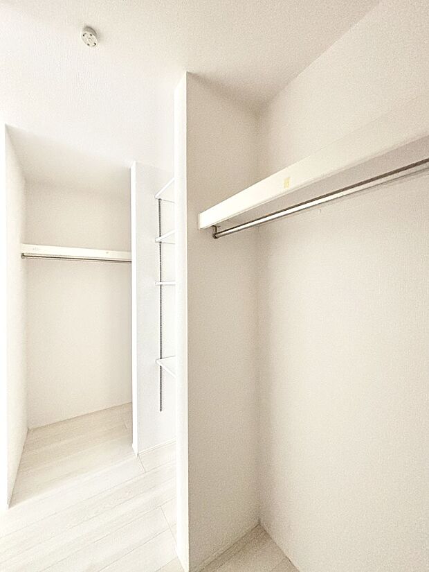 家族みんなの共有物を収納するのに便利なファミリークローク