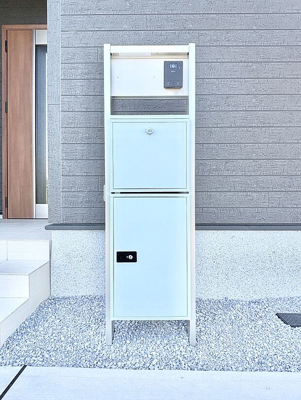 シンプルデザインのポスト。