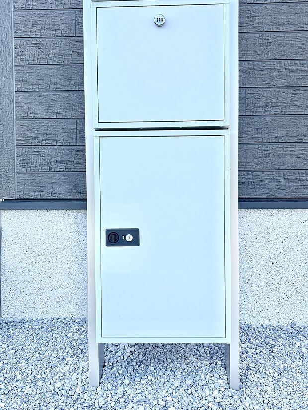 外観「宅配ボックス」　時間を気にせず宅配物をいつでも安全に受け取れます。 