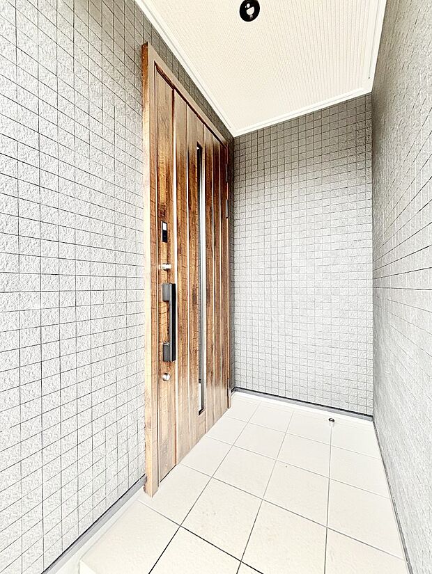 玄関前は雨が降っても濡れにくい屋根付き