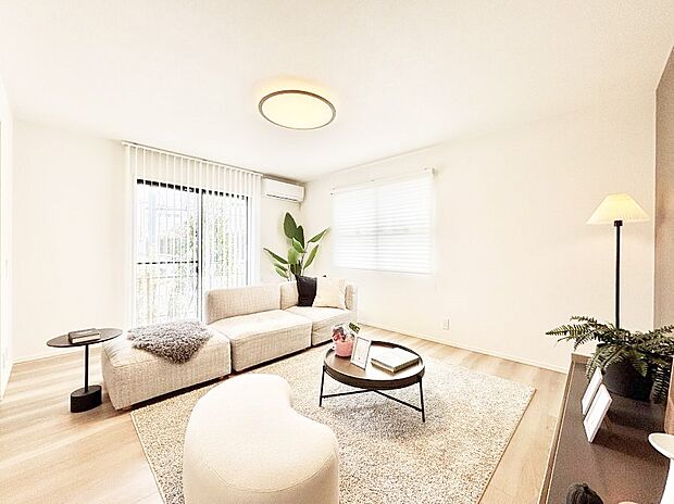 大きな窓からたっぷりの陽光と風を感じられるリビング