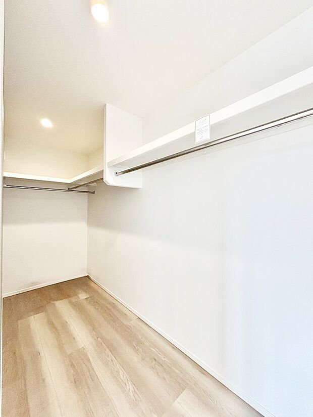 ウォークインクローゼットの活用で生活空間スッキリ