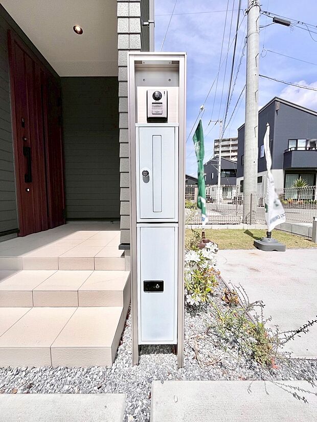 表札・インターホン・ポスト・宅配BOXをひとつに集約。エントランスになじむシンプルデザイン。