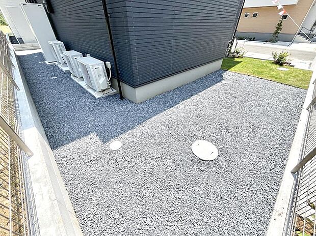 ガーデニングや家庭菜園も楽しめるお庭付き。