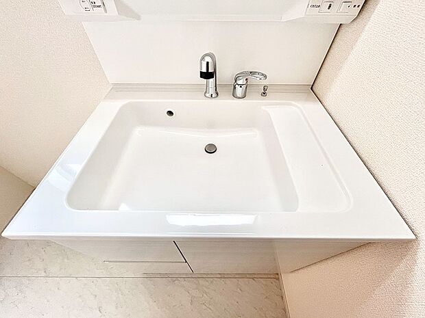 ハンドシャワー付き！使いやすい洗面台。